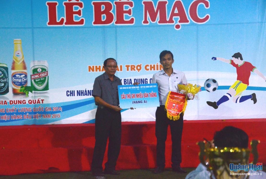 Ban tổ chức trao danh hiệu vua phá lưới cho cầu thủ Nguyễn Tiến Lộc-Sacombank Quảng Ngãi.