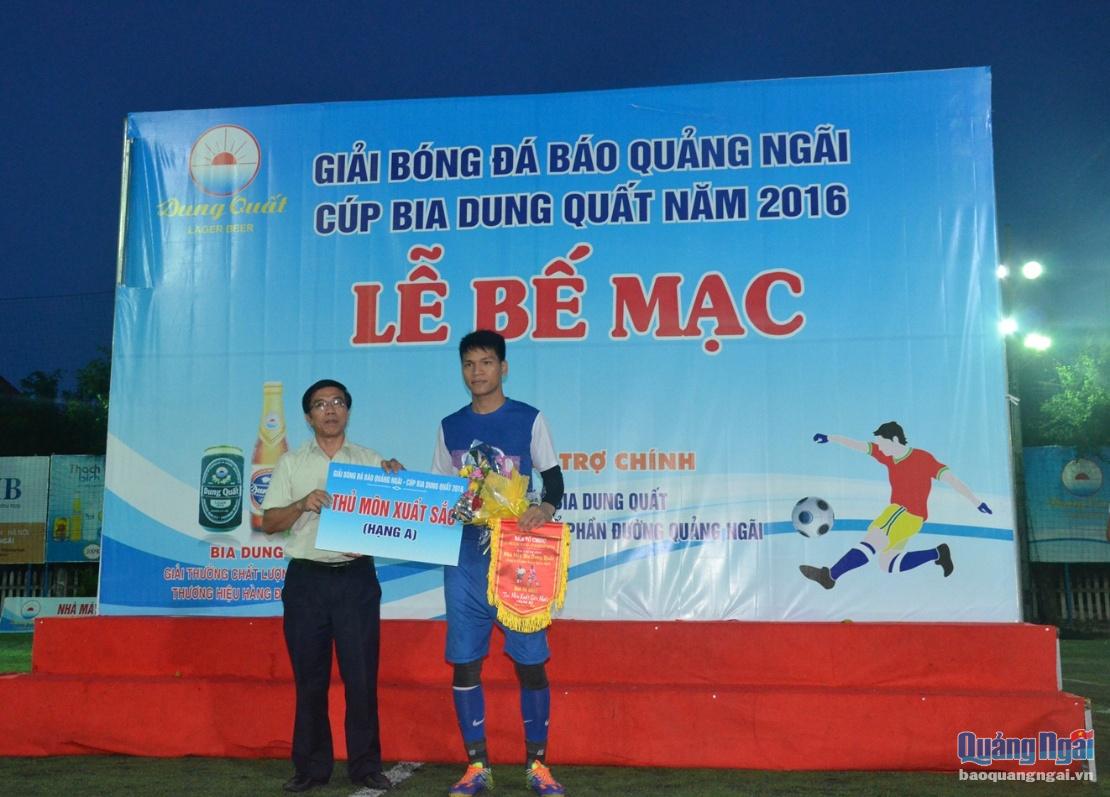 Bùi Tấn Thành, số 1 của QISC, được trao danh hiệu thủ môn xuất sắc nhất giải.