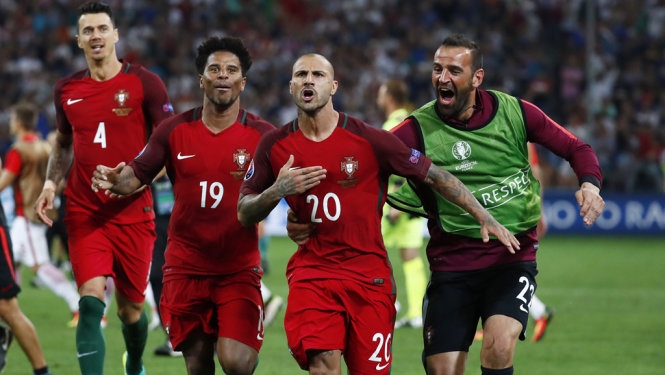 Niềm vui của các cầu thủ Bồ Đào Nha sau khi Quaresma (số 20) thực hiện thành công quả sút thứ 5, giúp Bồ Đào Nha giành chiến thắng và đoạt vé vào bán kết. Ảnh: Reuters