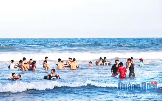 Du khách đến Quảng Ngãi tham quan, tắm biển... ngày càng nhiều.