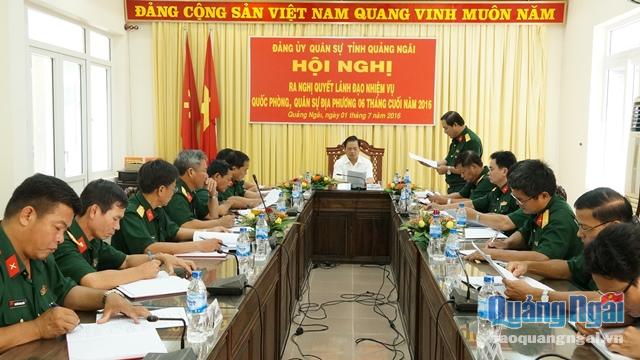 Đại Tá Võ Văn Hưng, Phó Bí thư Đảng ủy Quân sự tỉnh, chính úy Bộ CHQS tỉnh thông qua dự thảo Nhgị quyết lãnh đạo thực hiện nhiệm vụ 6 tháng cuối năm 2016 tại hội nghị