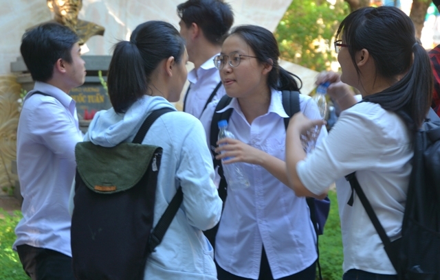 Nhóm thí sinh đến từ lớp chuyên Anh của Trường THPT Chuyên Lê Khiết đều nhận định đề khó.