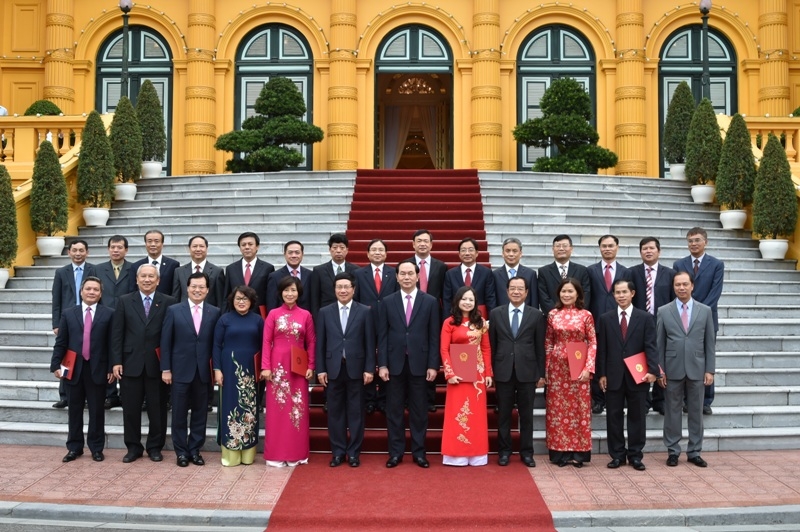 Thay mặt Đảng và Nhà nước, Chủ tịch nước Trần Đại Quang trao quyết định cho 20 đồng chí Đại sứ nhiệm kỳ 2016 - 2019.