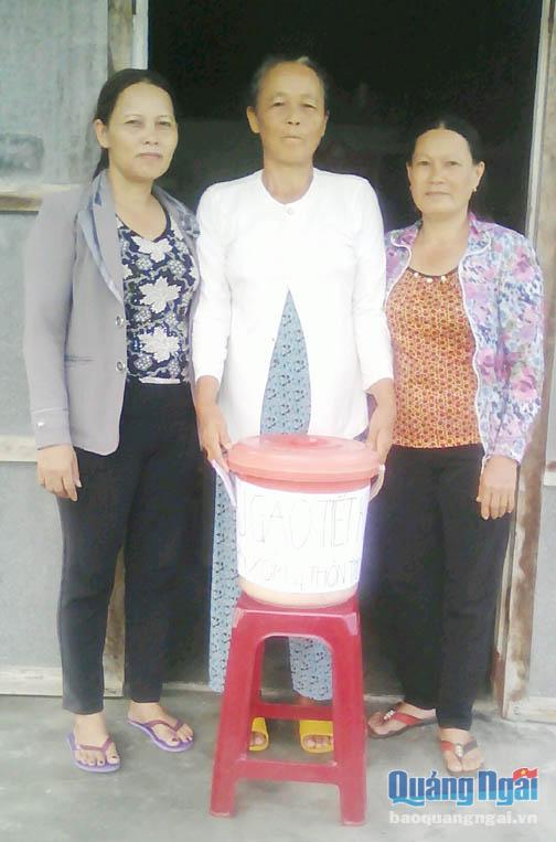 Mỗi tháng một lần, cán bộ Hội phụ nữ lại đến thăm và gửi tặng gạo từ sự đóng góp của chị em để giúp đỡ những hoàn cảnh khó khăn.
