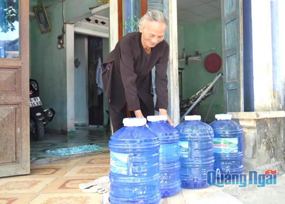 Giếng nước ngọt bị nhiễm mặn vào mùa khô nên người dân xã Nghĩa Phú (TP.Quảng Ngãi) phải mua nước về dùng.                                                     ẢNH:  Ý THU