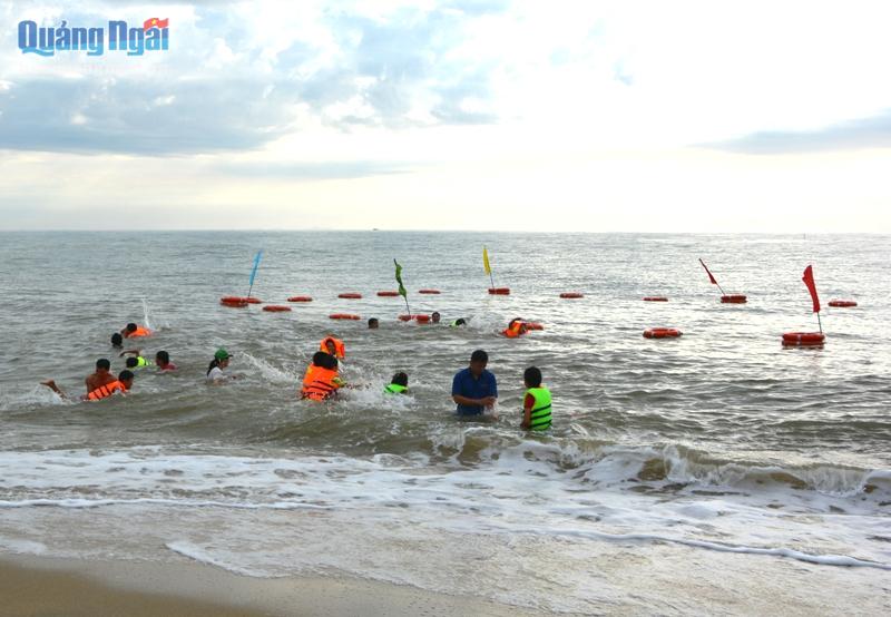 Hồ bơi dã chiến được làm ngay trên biển thôn Tân An để dạy bơi cho trẻ.