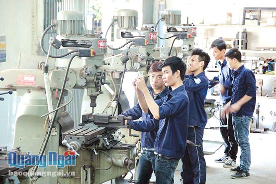 Các học viên ngành điện công nghiệp của Trường Cao đẳng Công thương TP. Hồ Chí Minh- cơ sở tại Quảng Ngãi trong giờ thực hành.