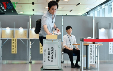  Một cử tri Nhật Bản bỏ phiếu bầu cử Thượng viện.