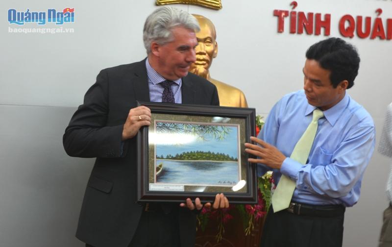 Phó Chủ tịch UBND tỉnh Đặng Ngọc Dũng tặng quà cho ông 
