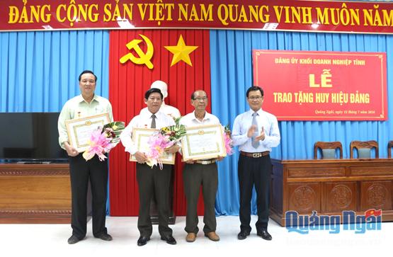 Lãnh đạo Đảng ủy Khối Doanh nghiệp tỉnh trao huy hiệu 30 năm tuổi Đảng cho đảng viên các chi, đảng bộ trực thuộc Đảng ủy Khối.