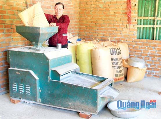   Có điện, người dân Làng Hinh (Thanh An, Minh Long) đầu tư máy xay xát gạo, phục vụ nhu cầu người dân trong làng, tạo thu nhập cho gia đình.