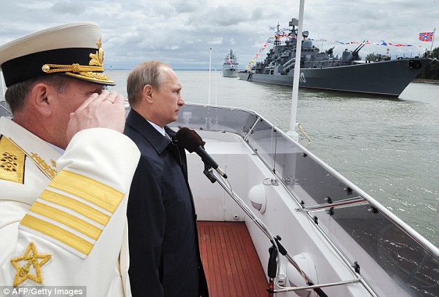 Tổng thống Nga Putin trong chuyến thăm Hạm đội Baltic. (Ảnh: AFP)