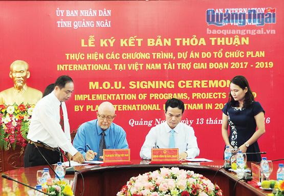 Phó Chủ tịch UBND tỉnh Đặng Ngọc Dũng và ông Glenn Gibney ký kết bản thỏa thuận.                        Ảnh: LÊ ĐỨC