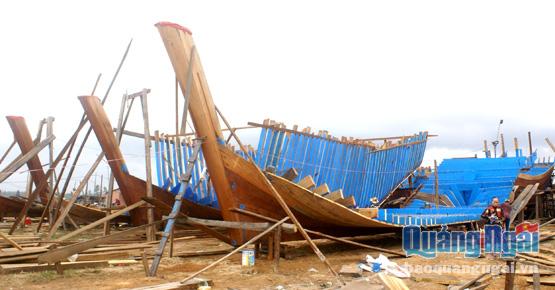 Đóng tàu mới tại xã Nghĩa An (TP. Quảng Ngãi) đang gặp nhiều khó khăn do gỗ ngày càng khan hiếm, giá cao.