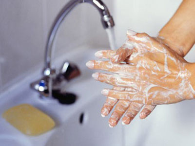 Rửa tay thường xuyên bằng nước sạch và xà phòng trước khi ăn và sau khi đi vệ sinh để phòng nhiễm giun. Ảnh: T.N