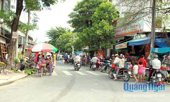  Tình trạng lấn chiếm vỉa hè, lòng lề đường để buôn bán là một bức xúc hiện nay trong xây dựng nếp sống văn minh đô thị của thành phố (ảnh chụp lúc 8 giờ 30, ngày 12.7 tại khu vực đường Ngô Quyền).