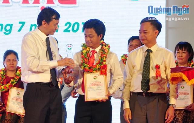 Phó Chủ tịch UBND tỉnh Phạm Trường Thọ trao thưởng cho các doanh nghiệp có sản phẩm được bình chọn sản phẩm công nghiệp nông thôn tiêu biểu