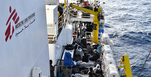 Người di cư được giải cứu trên biển ngày 24/5. Ảnh: AFP/TTXVN