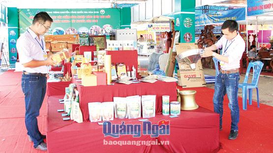 Khu trưng bày sản phẩm công nghiệp nông thôn tiêu biểu khu vực miền Trung - Tây Nguyên.