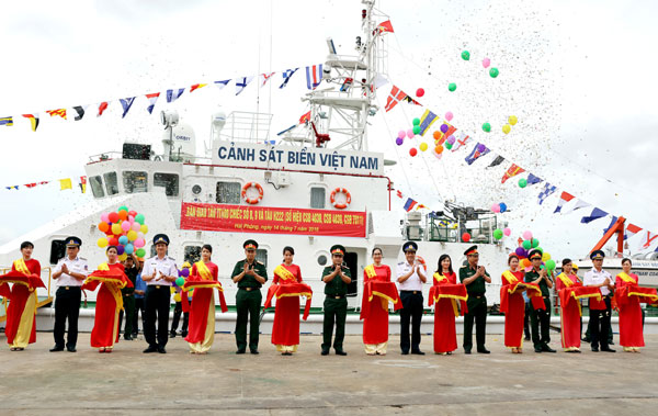 Trung tướng Lê Chiêm và các đại biểu cắt băng bàn giao tàu. Ảnh CBS