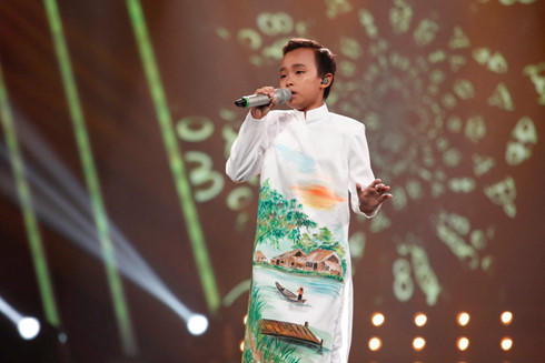  Hồ Văn Cường thể hiện lại ca khúc "Còn thương rau đắng mọc sau hè" từng gây ấn tượng ở vòng liveshow.