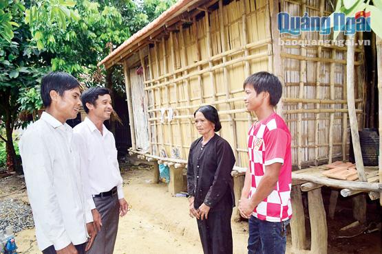Anh Đinh Trị, ở thôn Làng Lòn, xã Sơn Trung, Sơn Hà (ngoài cùng bên trái) thăm hỏi cuộc sống của một hộ dân trong thôn tự nguyện xin thoát nghèo trong năm 2015.                                                    Ảnh: T.Thuận
