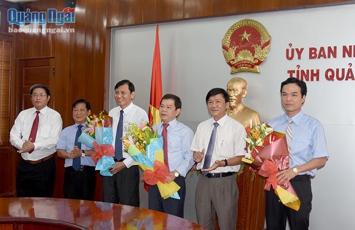 Chủ tịch UBND tỉnh Trần Ngọc Căng tặng hoa chúc mừng các Phó Chủ tịch UBND tỉnh