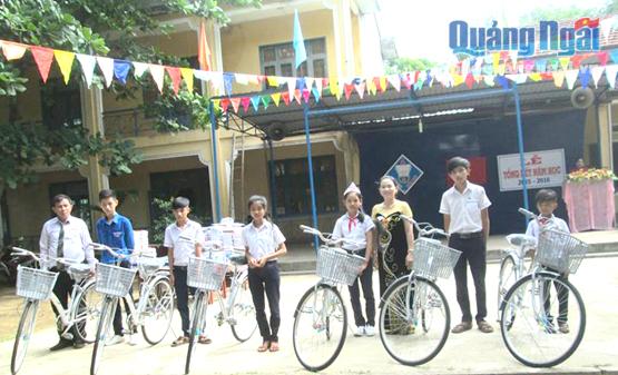  Học sinh nghèo hiếu học của Trường THCS Đức Phú nhận xe đạp từ quỹ khuyến học của nhà trường.