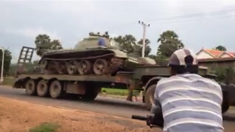 Hình ảnh xe tăng của quân đội Campuchia đang di chuyển về Phnom Penh.