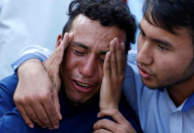 Người thân của nạn nhân thiệt mạng trong vụ đánh bom ngày 23-7 - Ảnh: REUTERS