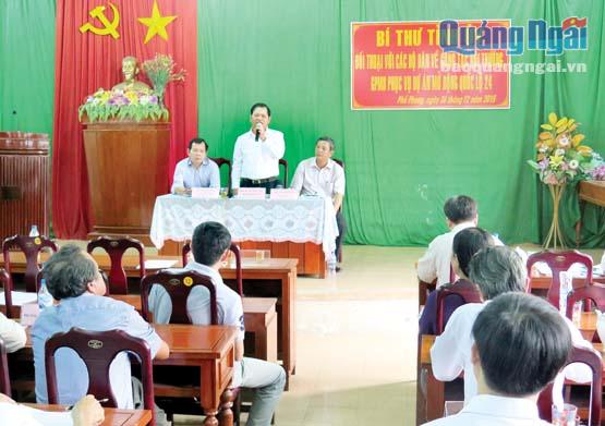  Bí thư Tỉnh ủy Lê Viết Chữ đối thoại với các hộ dân ở xã Phổ Phong (Đức Phổ) về công tác bồi thường, giải phóng mặt bằng Quốc lộ 24.