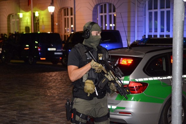  Cảnh sát tại hiện trường vụ tấn công ở thành phố Ansbach (Ảnh: DM)