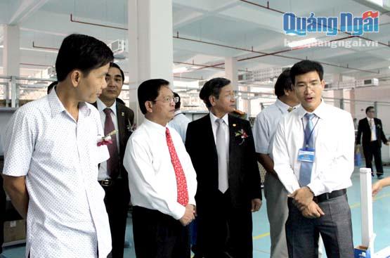  Bí thư Tỉnh ủy Lê Viết Chữ tìm hiểu hoạt động của Nhà máy sản xuất linh kiện điện tử Sumida (KCN Tịnh Phong).