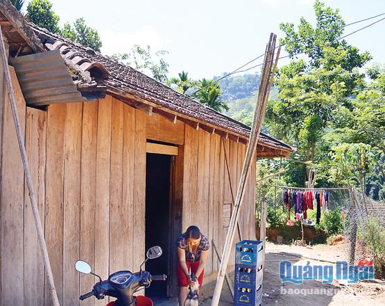  Điều kiện kinh tế khó khăn, nhưng để có điện nhiều hộ dân ở thôn Tây, xã Trà Thọ (Tây Trà) phải tốn một khoảng tiền lớn để kéo điện về nhà.