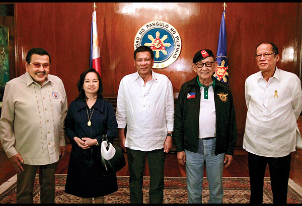  5 đời tổng thống Philippines họp bàn cách đàm phán với Trung Quốc. (Ảnh: PhilStar)