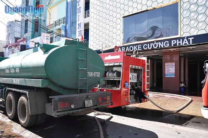 Xe bồn nước của công ty môi trường được huy động phục vụ chữa cháy