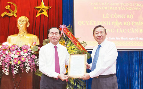 Chủ tịch nước Trần Đại Quang trao Quyết định của Bộ Chính trị phân công đồng chí Tô Lâm giữ chức vụ Trưởng Ban Chỉ đạo Tây Nguyên. Ảnh: TTXVN
