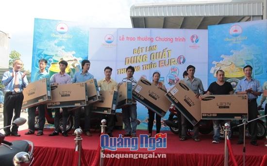 Đại diện lãnh đạo Nhà máy bia Dung Quất và Báo Quảng Ngãi trao giải nhì cho các khách hàng.