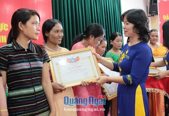 Đồng chí Phạm Thị Thu Trang - Chủ tịch Hội liên hiệp phụ nữ tỉnh trao bằng khen cho các cá nhân.