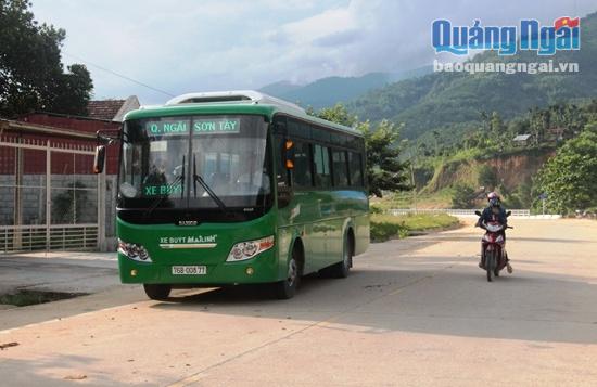 Tuyến xe buýt số 10 Quảng Ngãi - Sơn Hà - Sơn Tây rút ngắn dần khoảng cách từ miền núi xuống đồng bằng, giúp việc vận chuyển hành khách ở Sơn Tây bước sang một trang mới.
