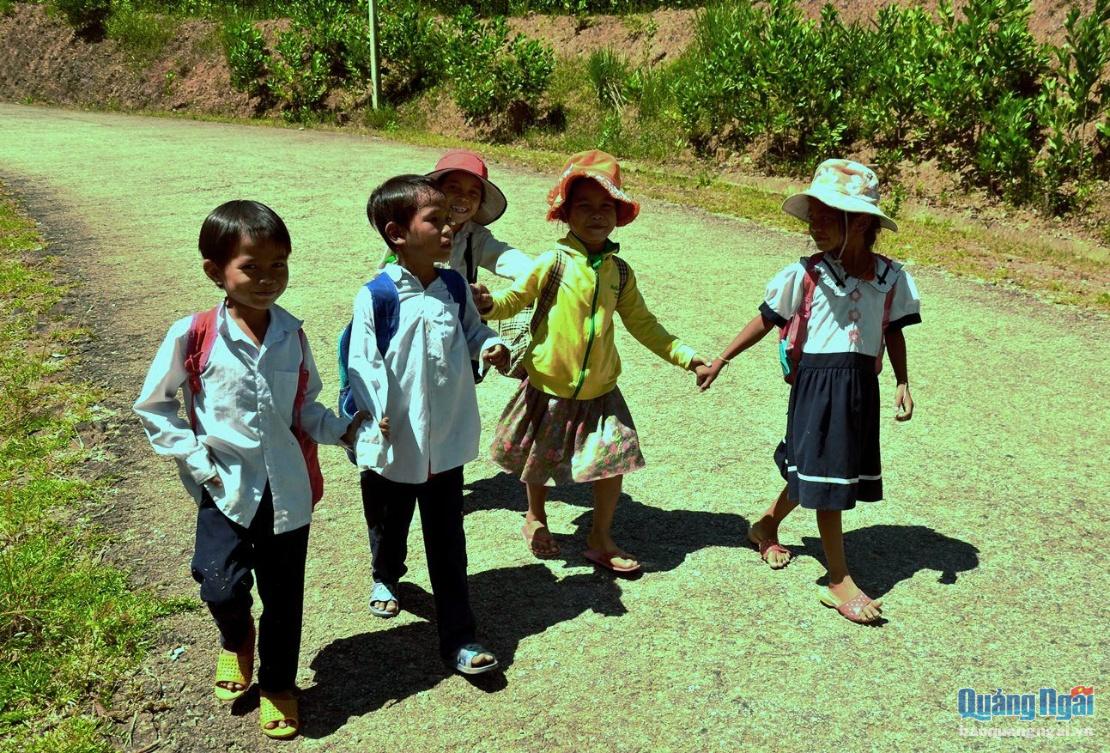 Các em học sinh tiểu học ở thôn Nước Nia, TT. Di Lăng, H. Sơn Hà trên đường về sau giờ học tiếng Việt tăng cường chuẩn bị cho năm học mới.