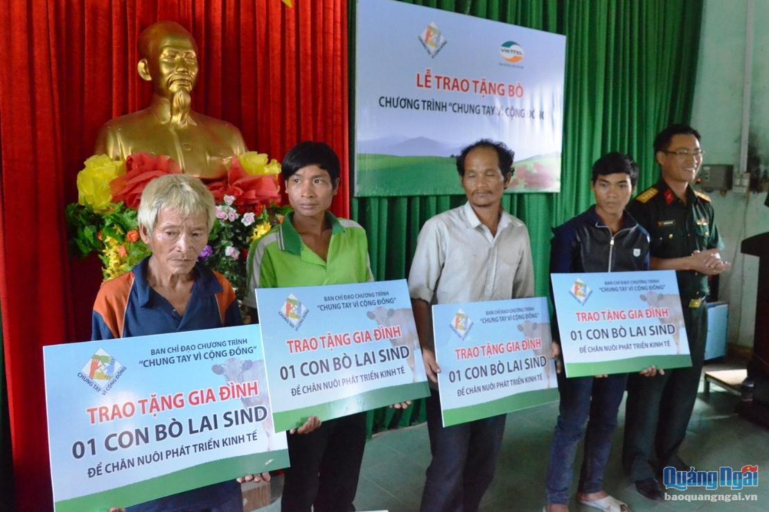 Đại diện Viettel Quảng Ngãi tặng bò cho các hộ nghèo xã Trà Lãnh.
