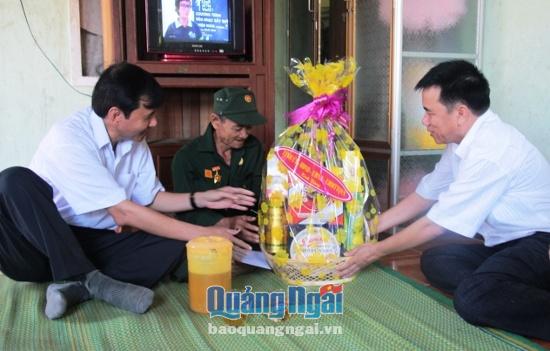 Đoàn thăm, tặng quà cho gia đình ông Đinh Văn Hó ở xã Thanh An (huyện Minh Long).