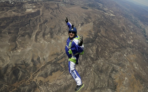  Luke Aikin trong các buổi tập trước cú nhảy không dù ở độ cao 7.500m. Ảnh: AP