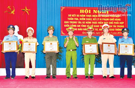 Thừa ủy quyền của Chủ tịch UBND tỉnh, Đại tá Nguyễn Văn Nam - Phó Giám đốc Công an tỉnh trao bằng khen của UBND tỉnh cho các tập thể và cá nhân.