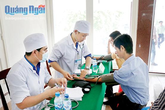 Các y, bác sĩ  CLB Thầy thuốc trẻ khám bệnh cho công nhân các DN trên địa bàn thành phố Quảng Ngãi.