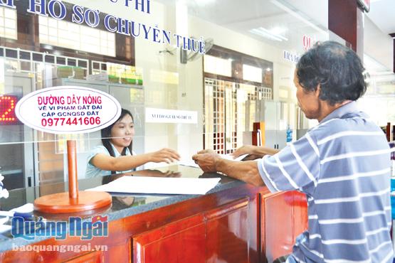 Số điện thoại đường dây nóng của Sở TN&MT niêm yết tại phòng một cửa huyện Tư Nghĩa.