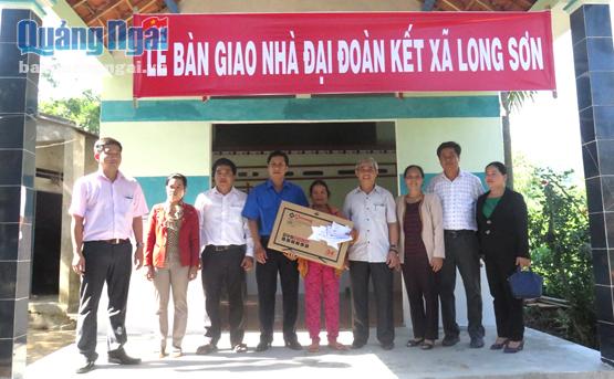  Lãnh đạo Ban Dân vận Tỉnh ủy trao nhà đại đoàn kết cho bà Đinh Thị Đi ở thôn Biều Qua.