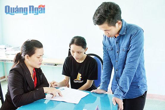 Thí sinh Trường THPT Minh Long đến trường để giáo viên tư vấn chọn và nộp hồ sơ xet tuyển.