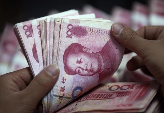 Tiền nhân dân tệ của Trung Quốc đang mất giá khiến người dân muốn đưa tài sản ra khỏi nước - Ảnh: Reuters